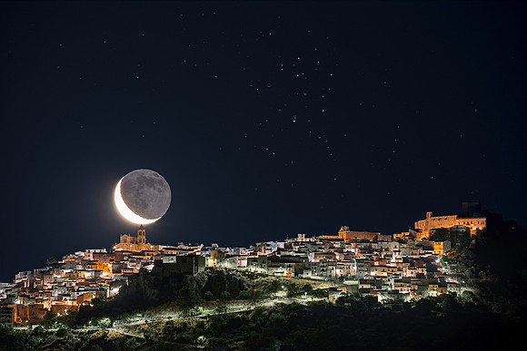 Earthshine Moon and Pleiades Above Giuliana