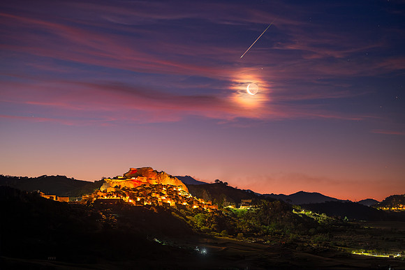 Earthshine Moon With Small Corona Mars and Eta Aquaridi Above Sperlinga