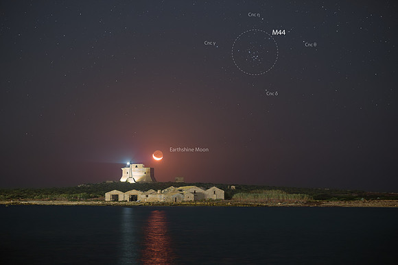 M44 and Earthshine Moon Alignment Above Capo Passero Island caption