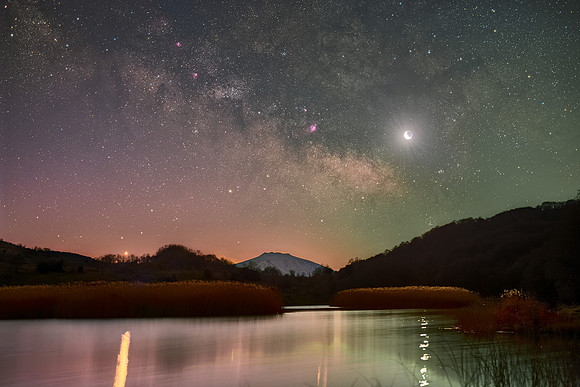 Close Conjunction between the Moon and SgrA with Venus over Lake Biviere di Cesarò