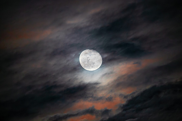 Lunar Iridescences in the Clouds