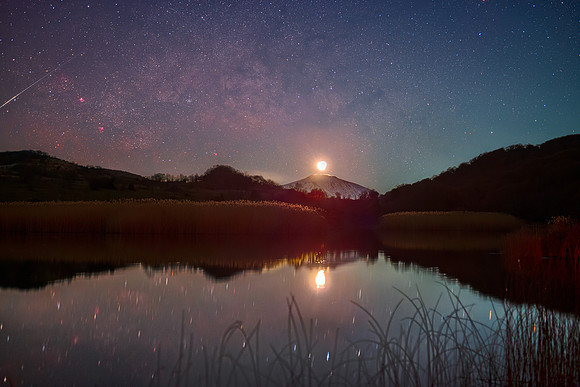 Aligment Between The Sickle Moon, The Galactic Center and Mount Etna Above Lake Biviere di Cesarò