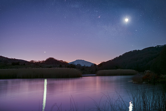Earthshine Moon in Milky Way With Venus Above Lake Biviere di Cesarò