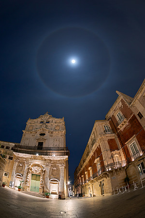 Divina Azione - Alone Lunare su Piazza Duomo Siracusa